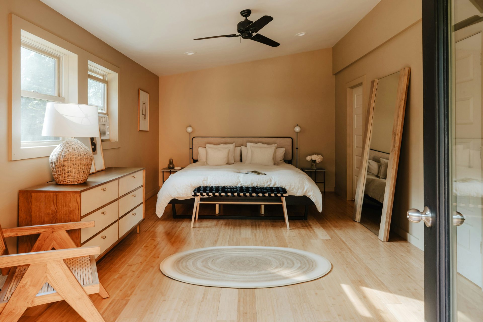 Une chambre avec un lit, une commode et une fenêtre